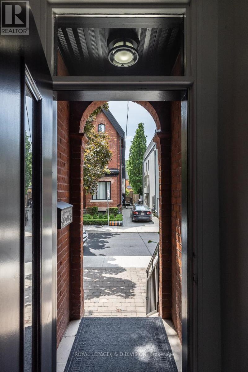 












16 BOSWELL AVENUE

,
Toronto,




Ontario
M5R1M4

