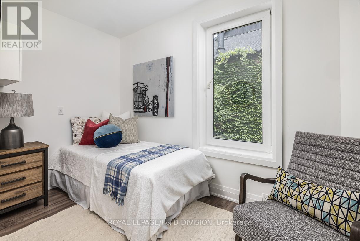 












16 BOSWELL AVENUE

,
Toronto,




Ontario
M5R1M4

