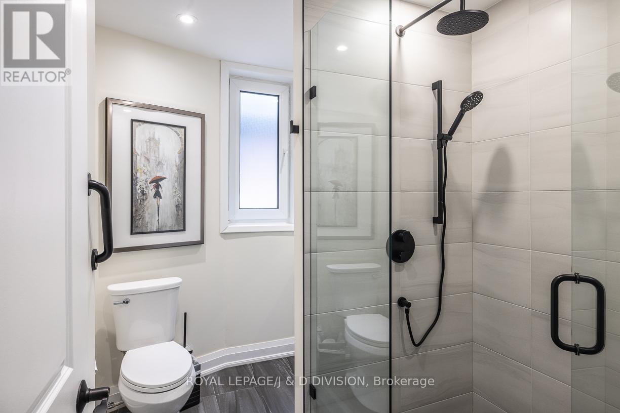 












16 BOSWELL AVENUE

,
Toronto,




Ontario
M5R1M4

