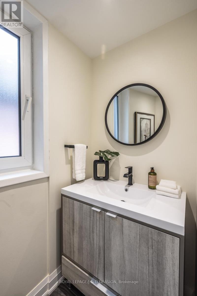 












16 BOSWELL AVENUE

,
Toronto,




Ontario
M5R1M4

