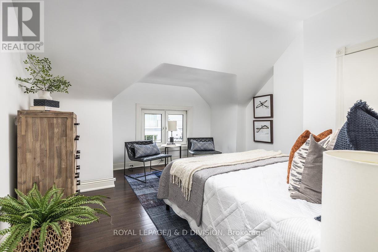 












16 BOSWELL AVENUE

,
Toronto,




Ontario
M5R1M4

