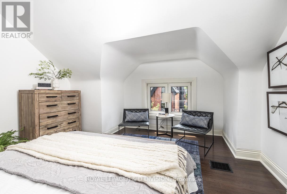 












16 BOSWELL AVENUE

,
Toronto,




Ontario
M5R1M4

