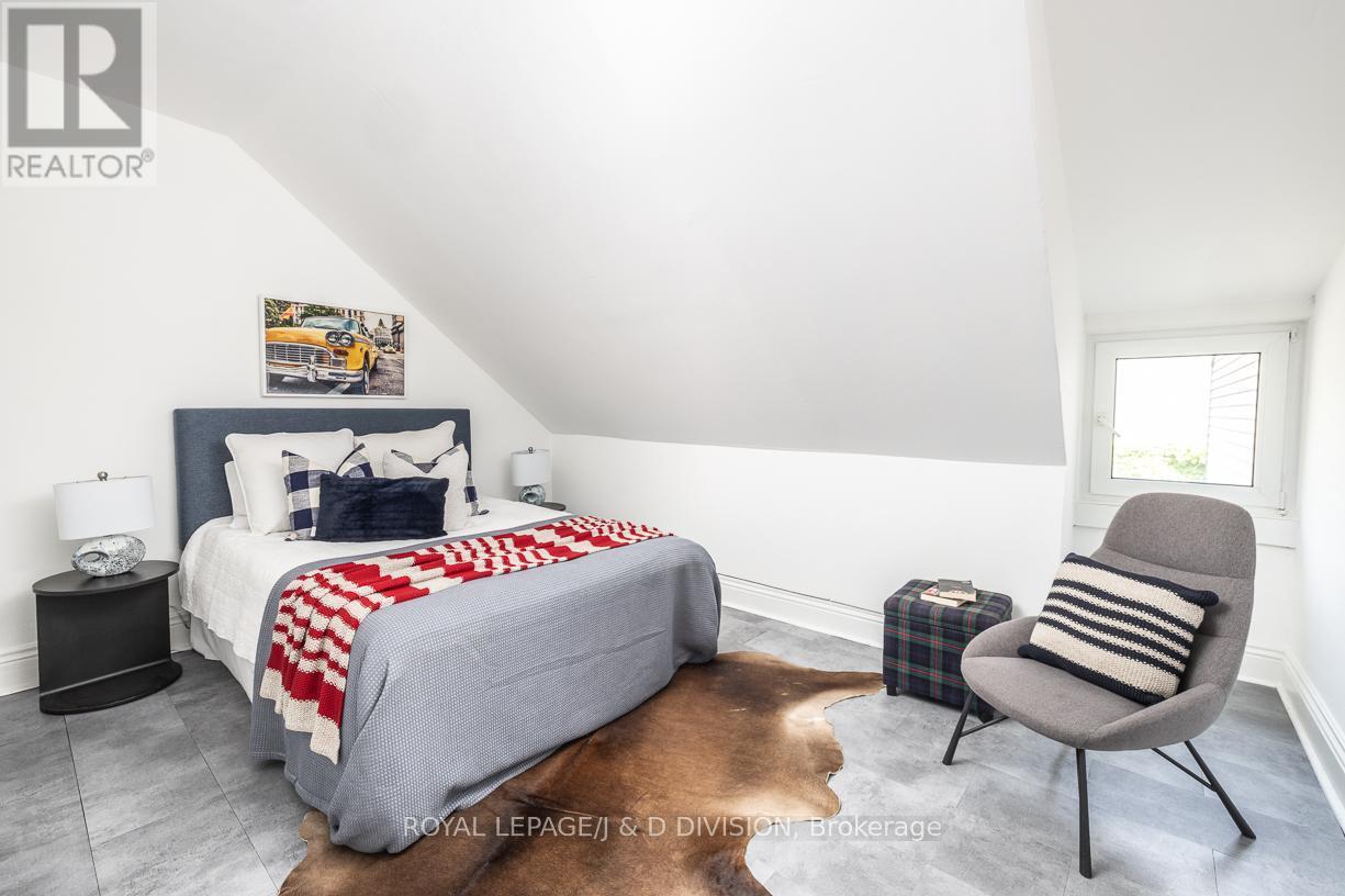 












16 BOSWELL AVENUE

,
Toronto,




Ontario
M5R1M4

