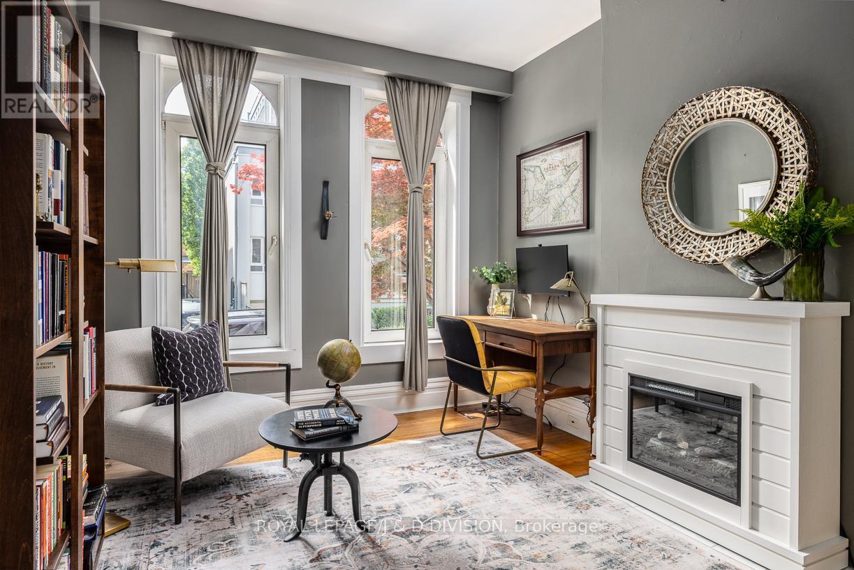 












16 BOSWELL AVENUE

,
Toronto,




Ontario
M5R1M4

