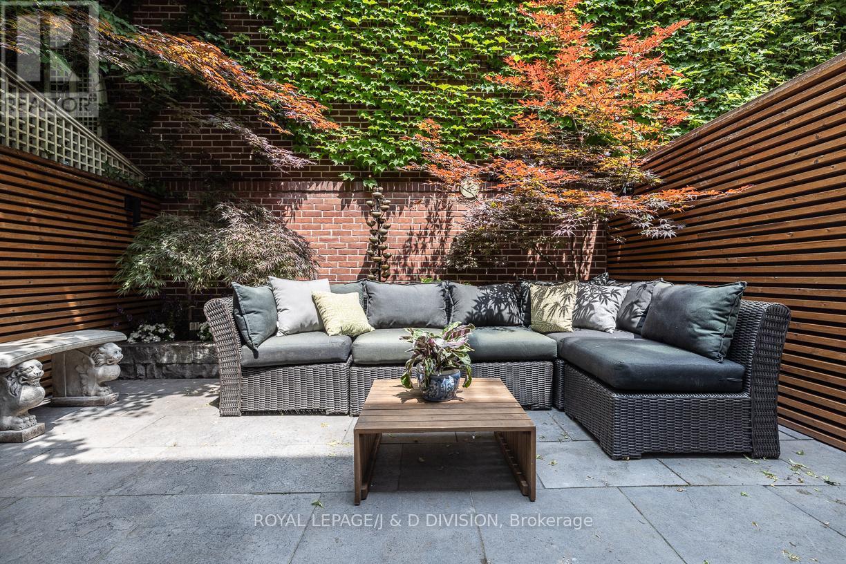 












16 BOSWELL AVENUE

,
Toronto,




Ontario
M5R1M4

