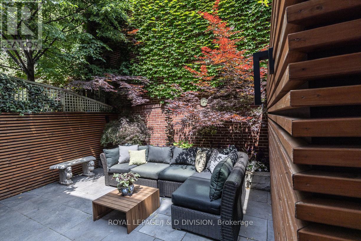 












16 BOSWELL AVENUE

,
Toronto,




Ontario
M5R1M4

