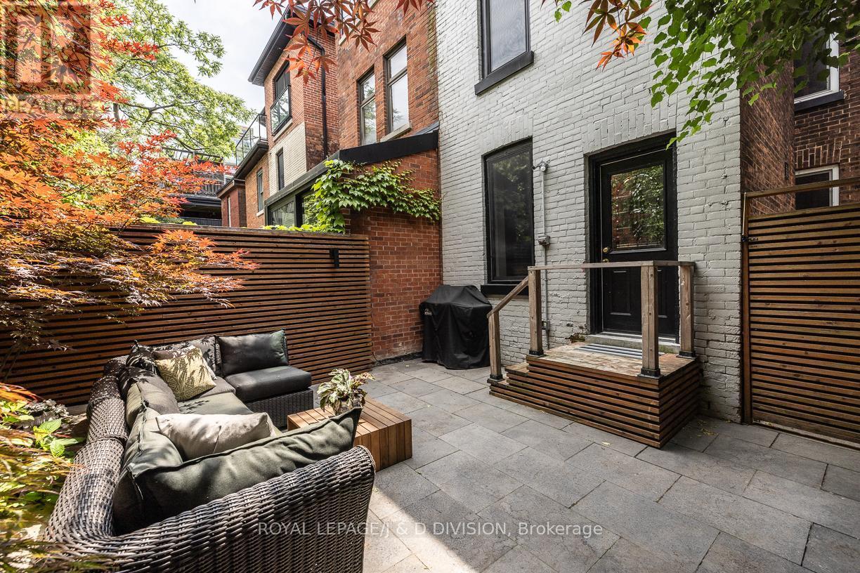 












16 BOSWELL AVENUE

,
Toronto,




Ontario
M5R1M4


