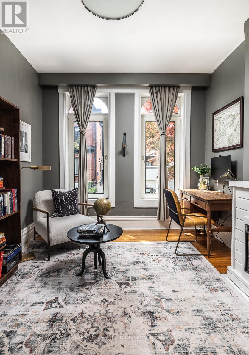 












16 BOSWELL AVENUE

,
Toronto,




Ontario
M5R1M4

