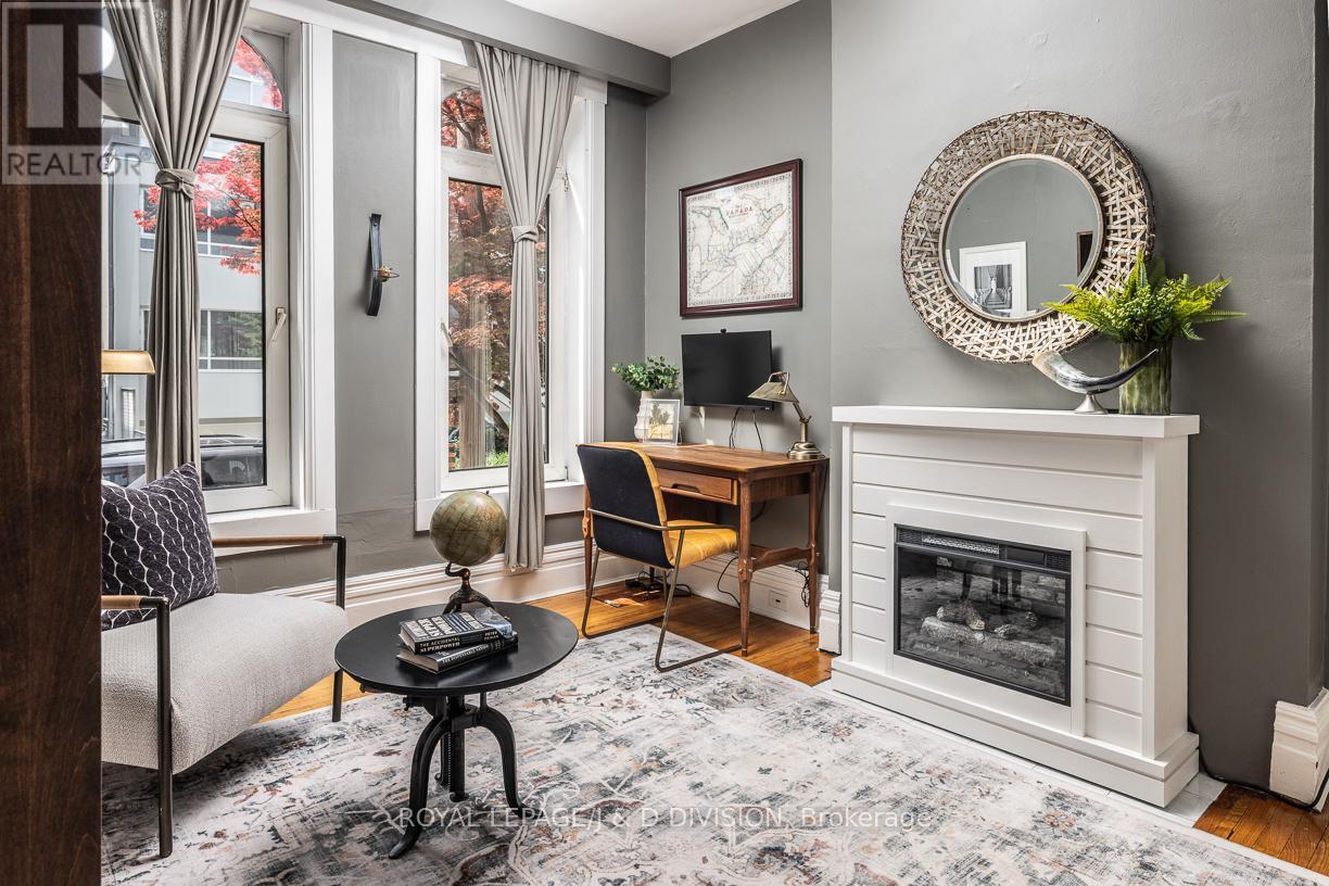 












16 BOSWELL AVENUE

,
Toronto,




Ontario
M5R1M4

