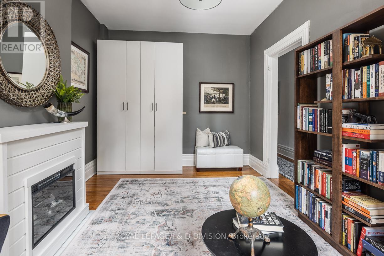 












16 BOSWELL AVENUE

,
Toronto,




Ontario
M5R1M4

