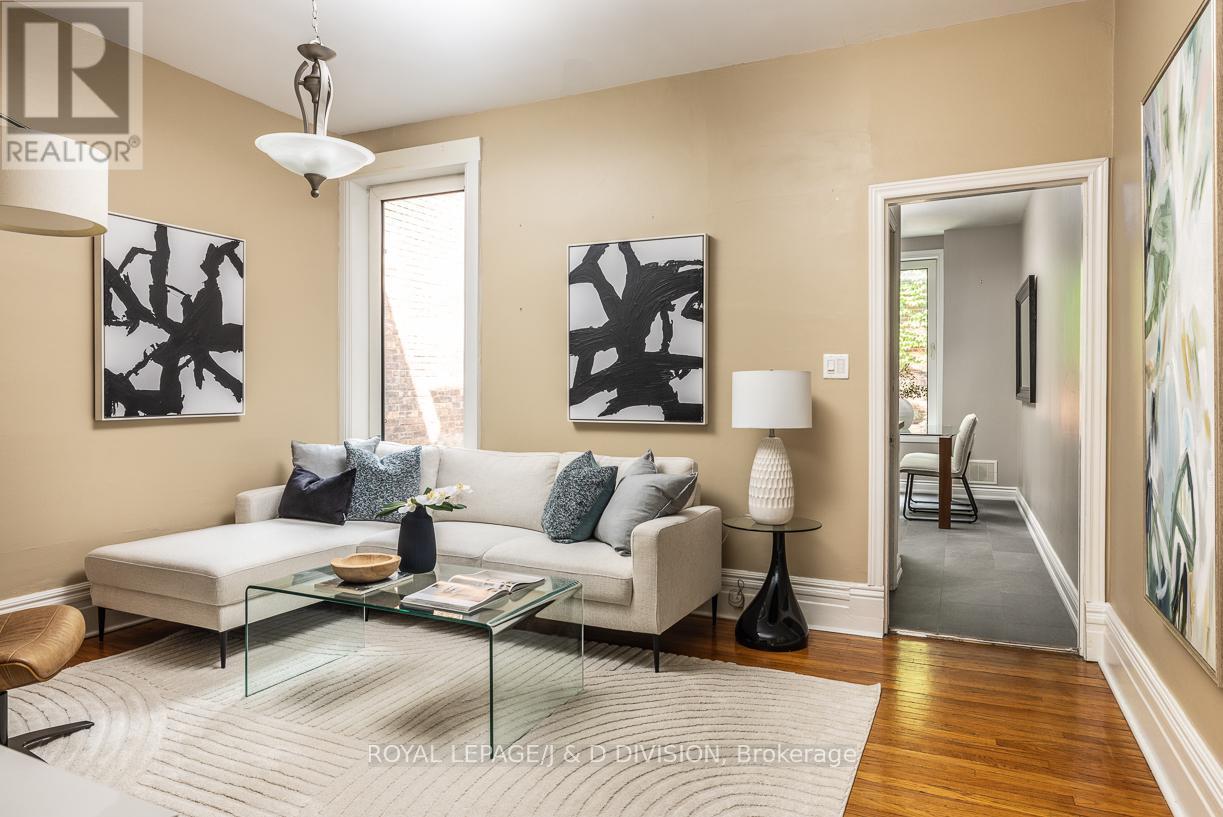 












16 BOSWELL AVENUE

,
Toronto,




Ontario
M5R1M4

