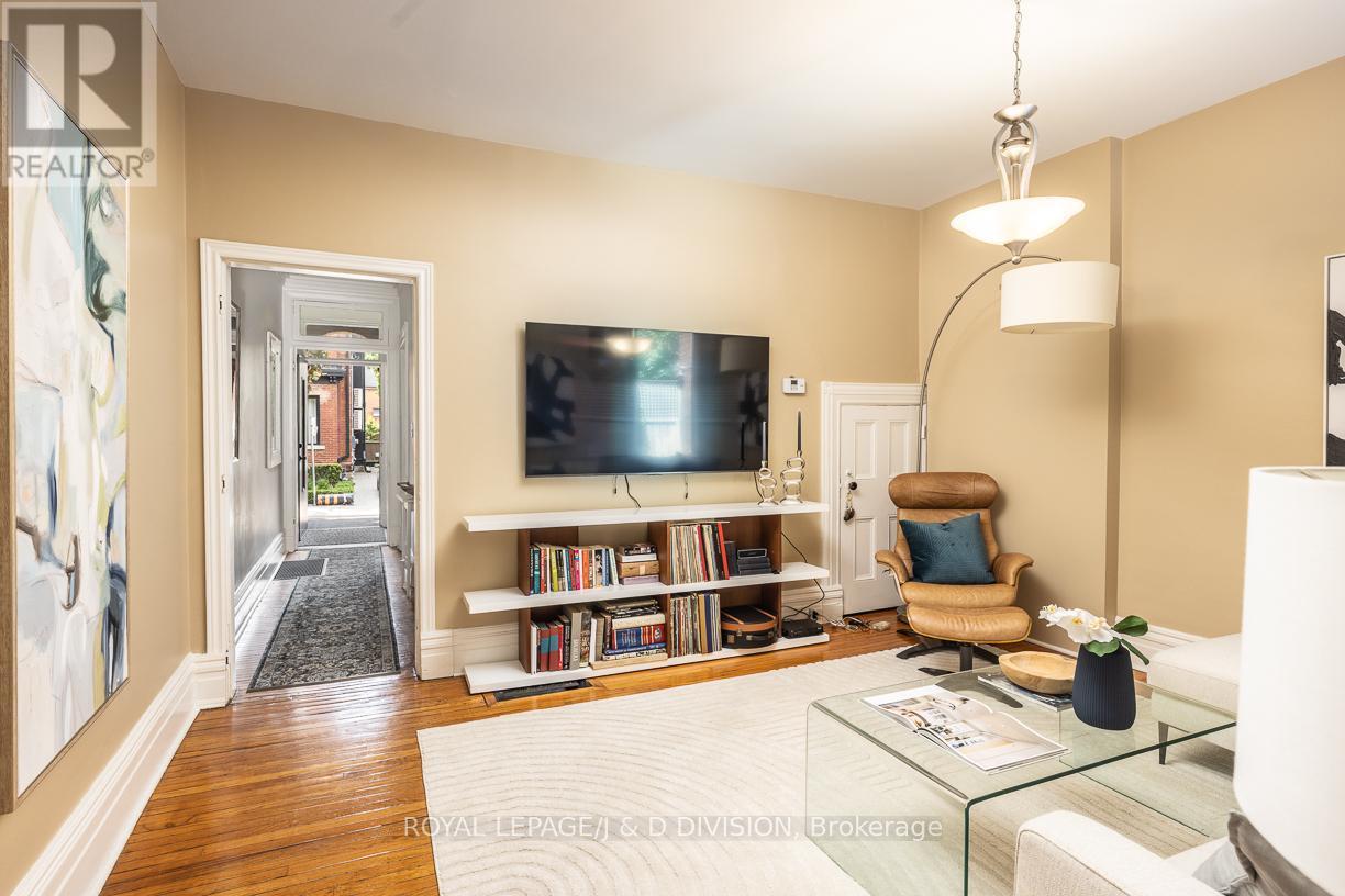 












16 BOSWELL AVENUE

,
Toronto,




Ontario
M5R1M4

