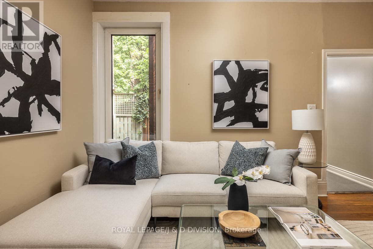 












16 BOSWELL AVENUE

,
Toronto,




Ontario
M5R1M4

