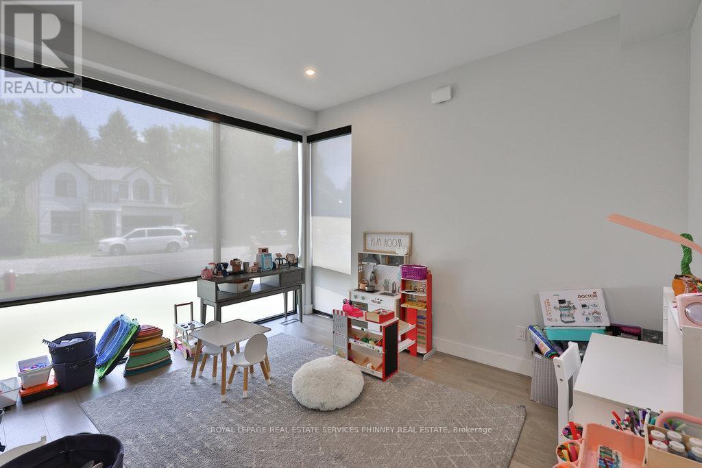 












890 BEECHWOOD AVENUE

,
Mississauga,




Ontario
L5G4E2


