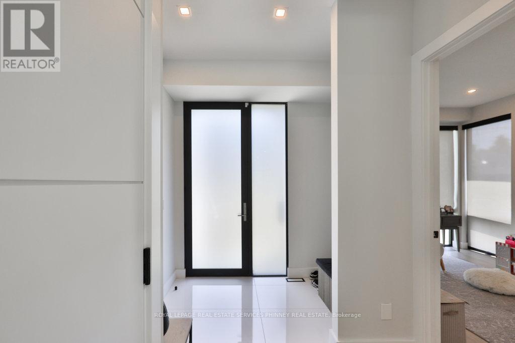 












890 BEECHWOOD AVENUE

,
Mississauga,




Ontario
L5G4E2

