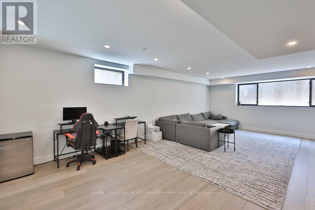 












890 BEECHWOOD AVENUE

,
Mississauga,




Ontario
L5G4E2

