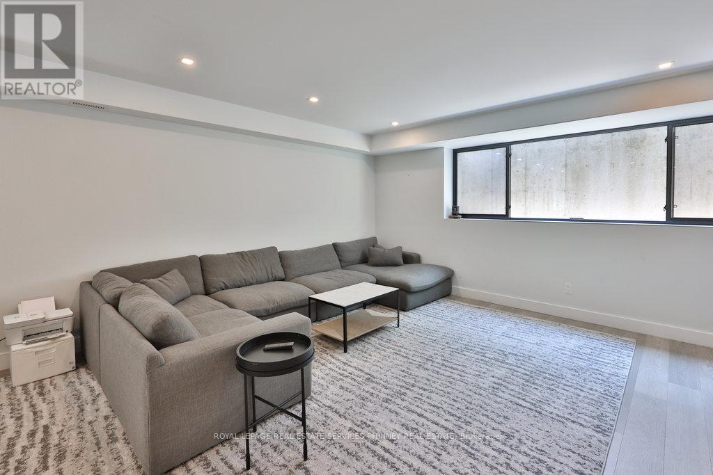 












890 BEECHWOOD AVENUE

,
Mississauga,




Ontario
L5G4E2

