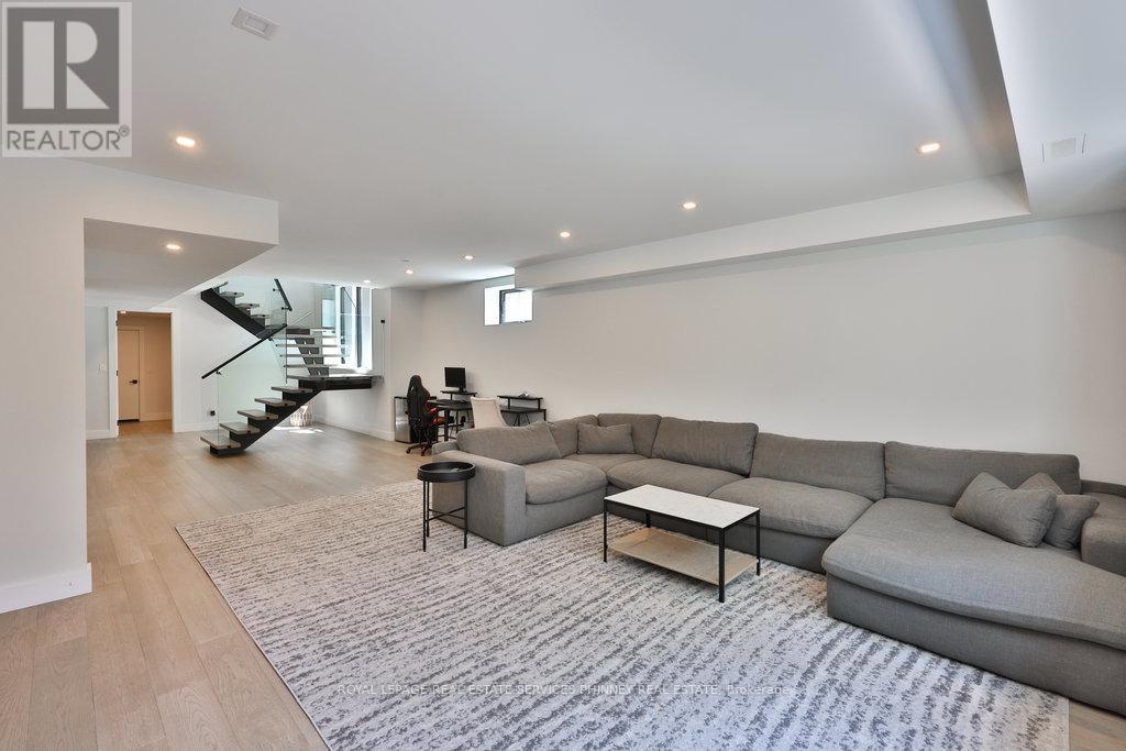 












890 BEECHWOOD AVENUE

,
Mississauga,




Ontario
L5G4E2

