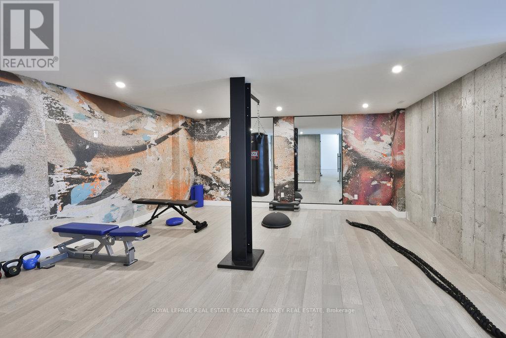 












890 BEECHWOOD AVENUE

,
Mississauga,




Ontario
L5G4E2

