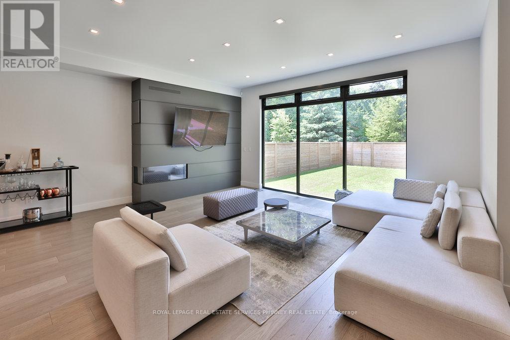 












890 BEECHWOOD AVENUE

,
Mississauga,




Ontario
L5G4E2

