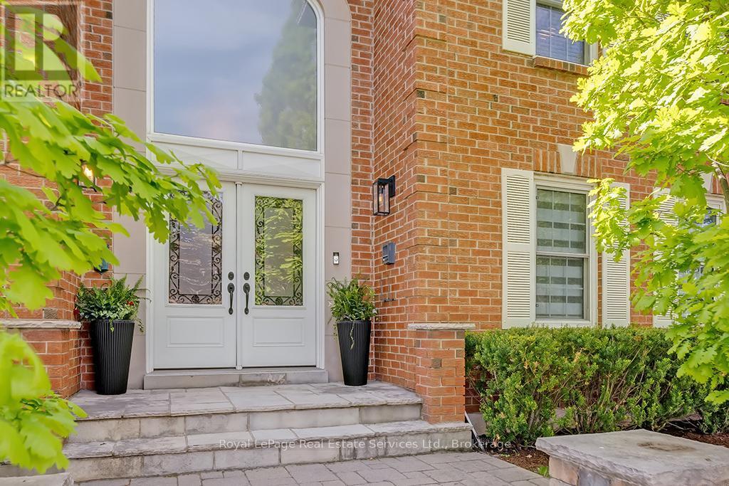 












2101 GROSVENOR STREET

,
Oakville (WC Wedgewood Creek),




Ontario
L6H4N1

