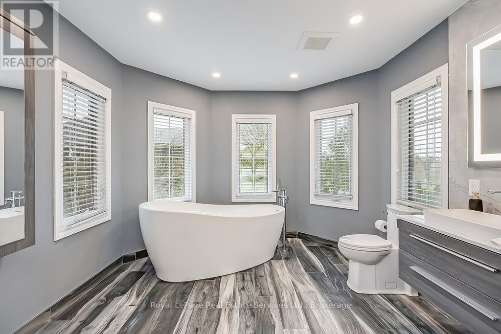 












2101 GROSVENOR STREET

,
Oakville (WC Wedgewood Creek),




Ontario
L6H4N1

