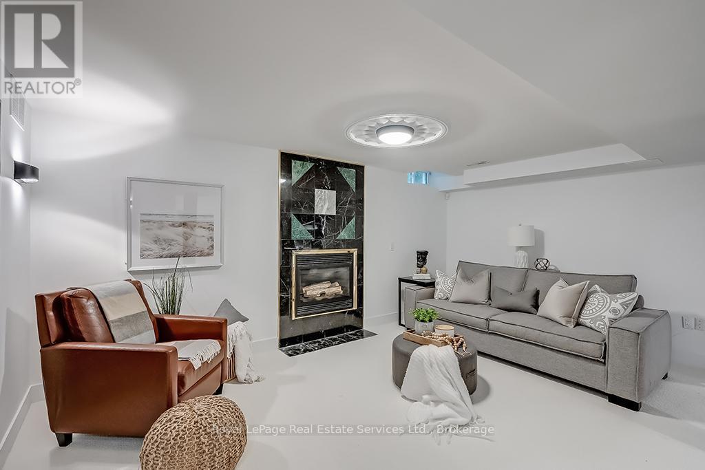 












2101 GROSVENOR STREET

,
Oakville (WC Wedgewood Creek),




Ontario
L6H4N1

