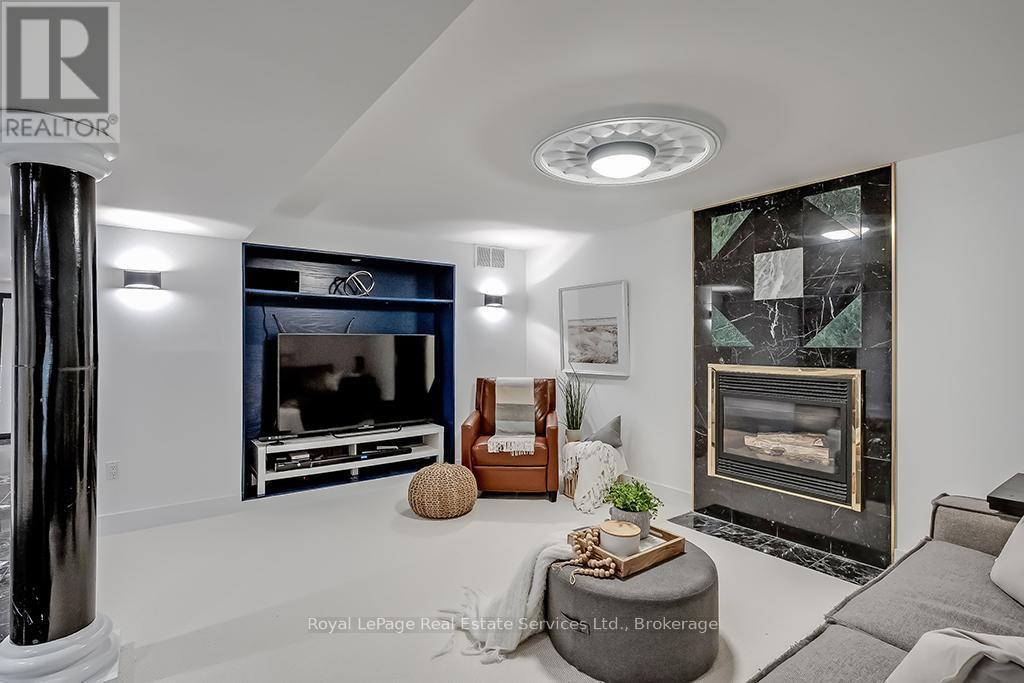 












2101 GROSVENOR STREET

,
Oakville (WC Wedgewood Creek),




Ontario
L6H4N1

