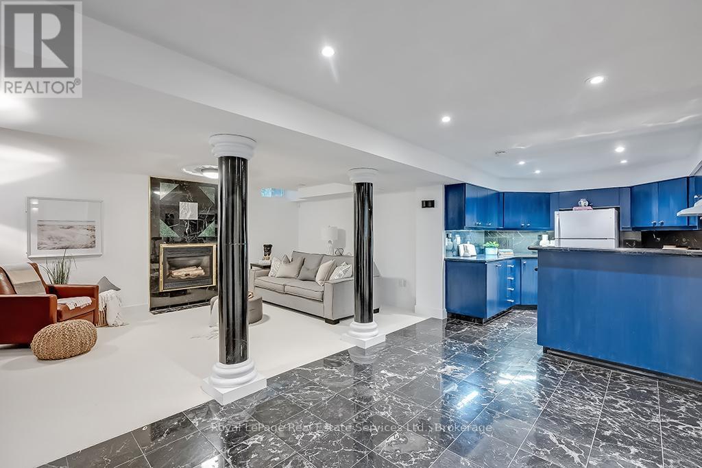 












2101 GROSVENOR STREET

,
Oakville (WC Wedgewood Creek),




Ontario
L6H4N1

