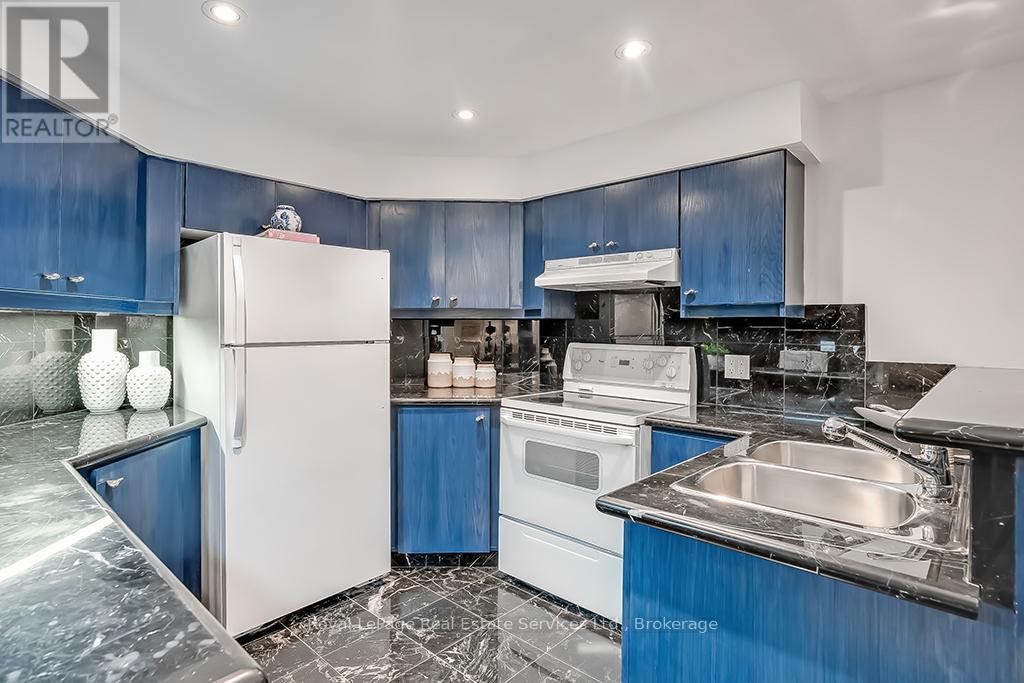 












2101 GROSVENOR STREET

,
Oakville (WC Wedgewood Creek),




Ontario
L6H4N1

