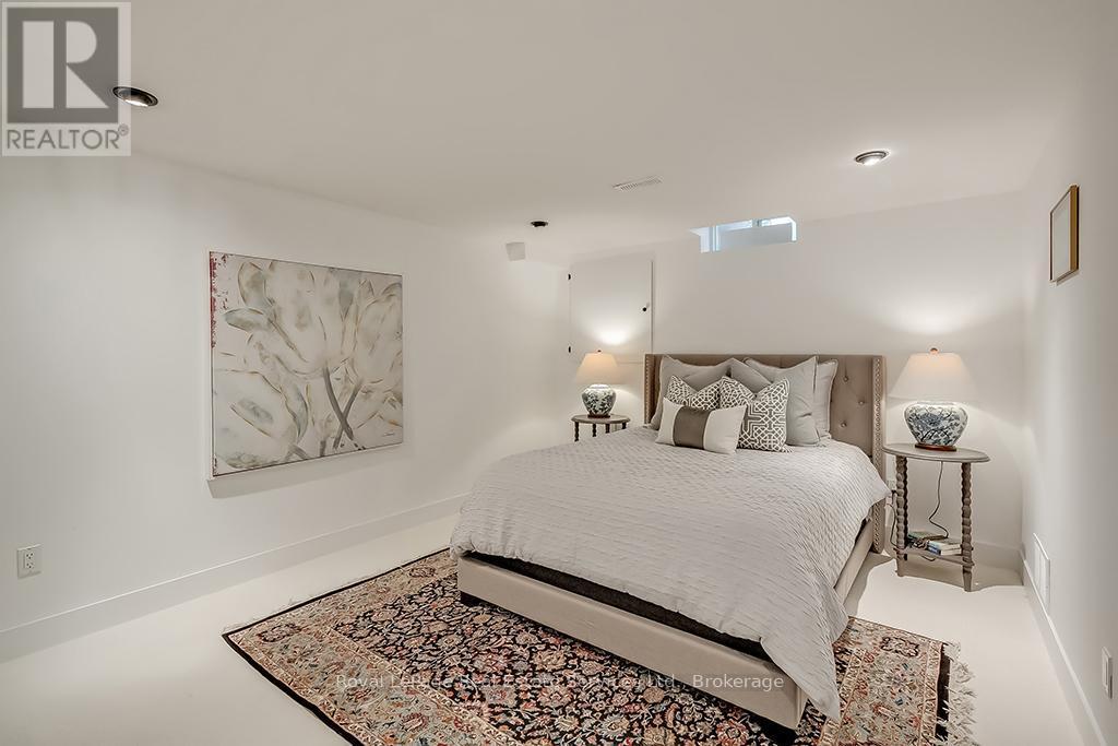 












2101 GROSVENOR STREET

,
Oakville (WC Wedgewood Creek),




Ontario
L6H4N1

