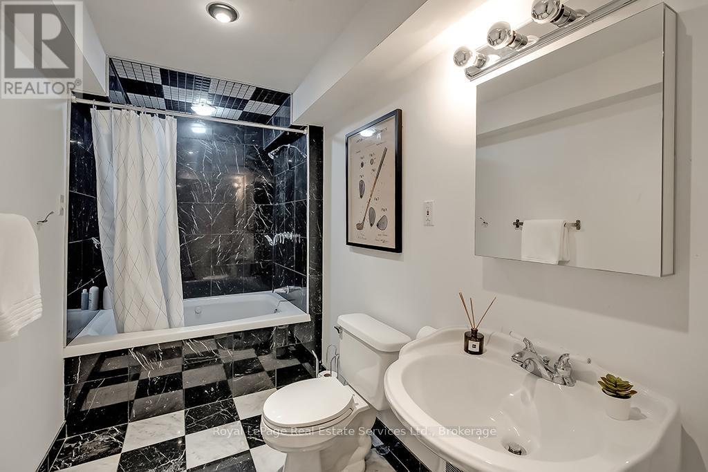 












2101 GROSVENOR STREET

,
Oakville (WC Wedgewood Creek),




Ontario
L6H4N1

