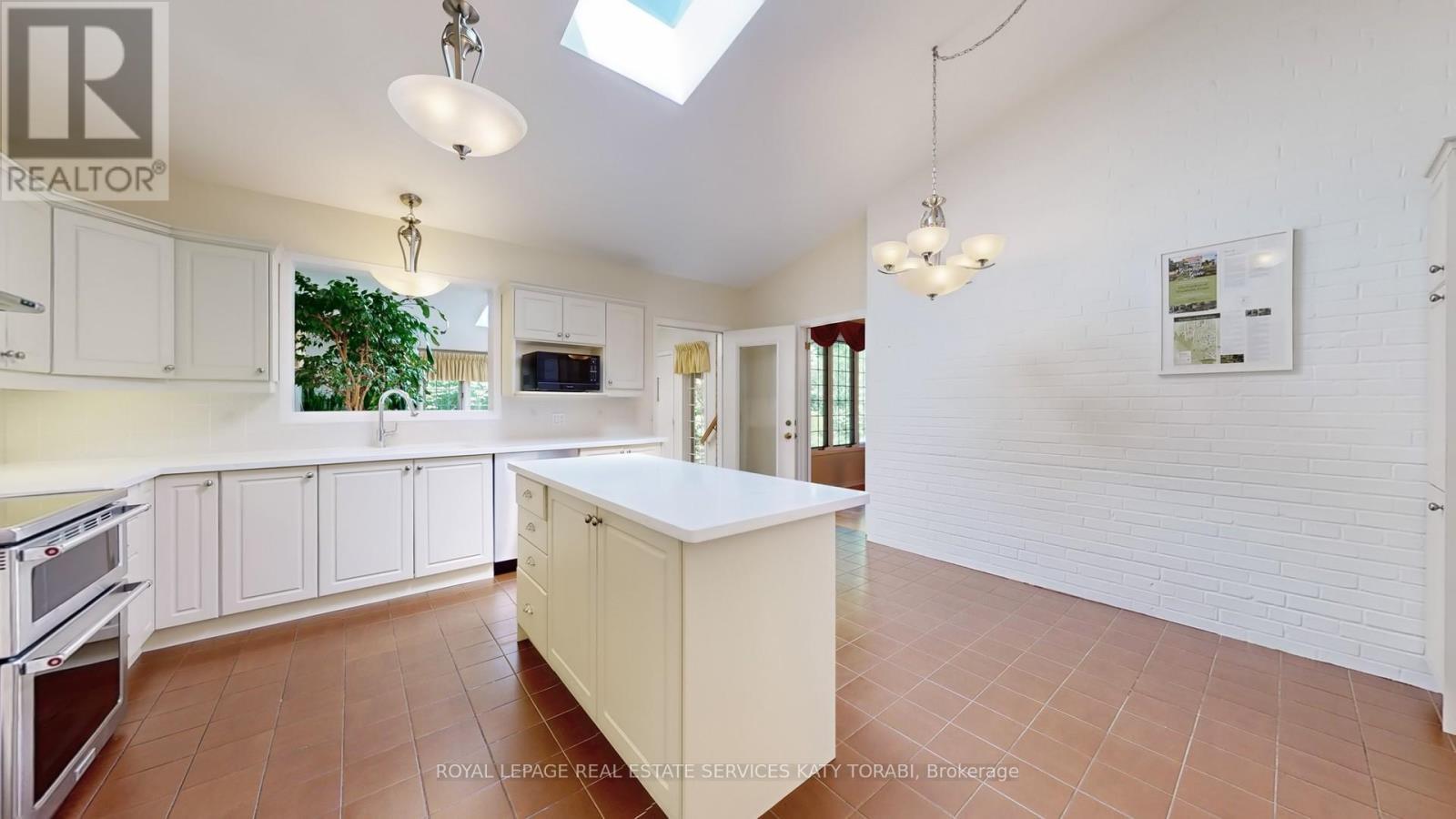 












21 BANBURY ROAD

,
Toronto,




Ontario
M3B2K5

