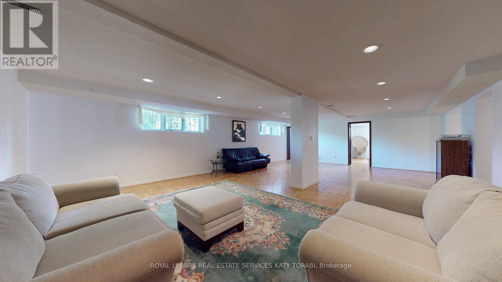 












21 BANBURY ROAD

,
Toronto,




Ontario
M3B2K5

