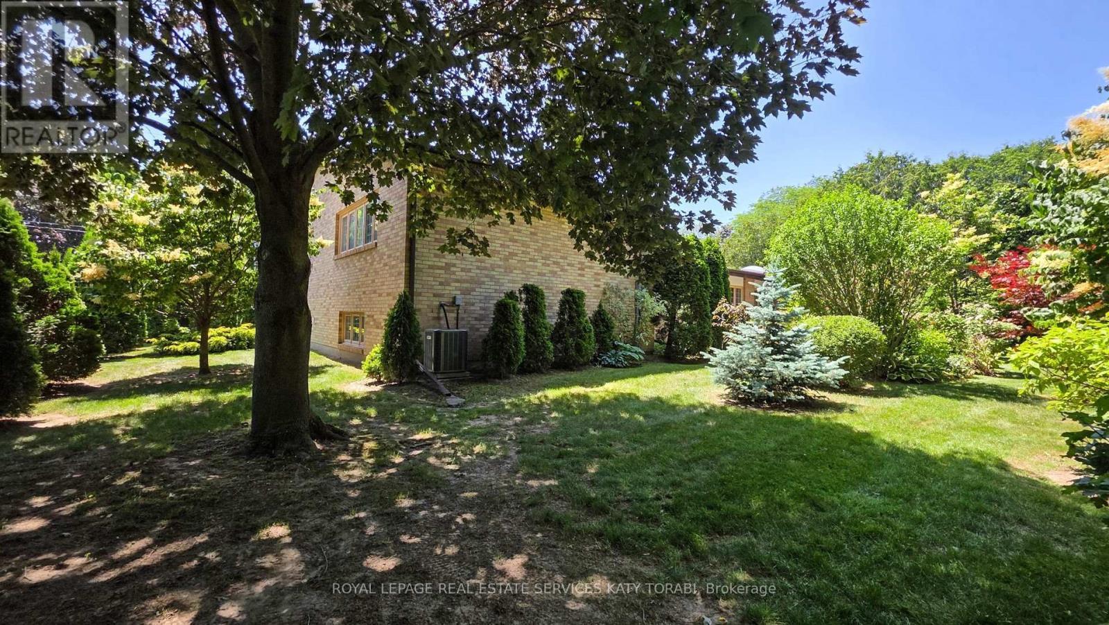 












21 BANBURY ROAD

,
Toronto,




Ontario
M3B2K5

