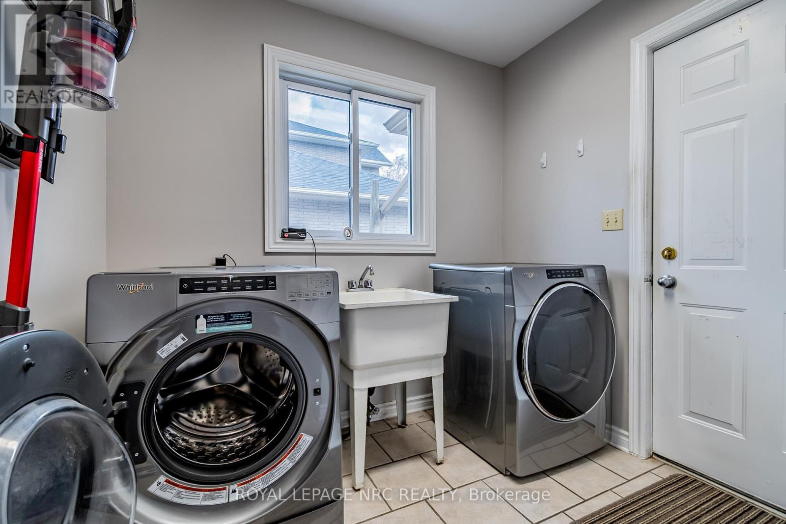 












2675 MOUNTAINCREST AVENUE

,
Niagara Falls (Church's Lane),




Ontario
L2J4H8

