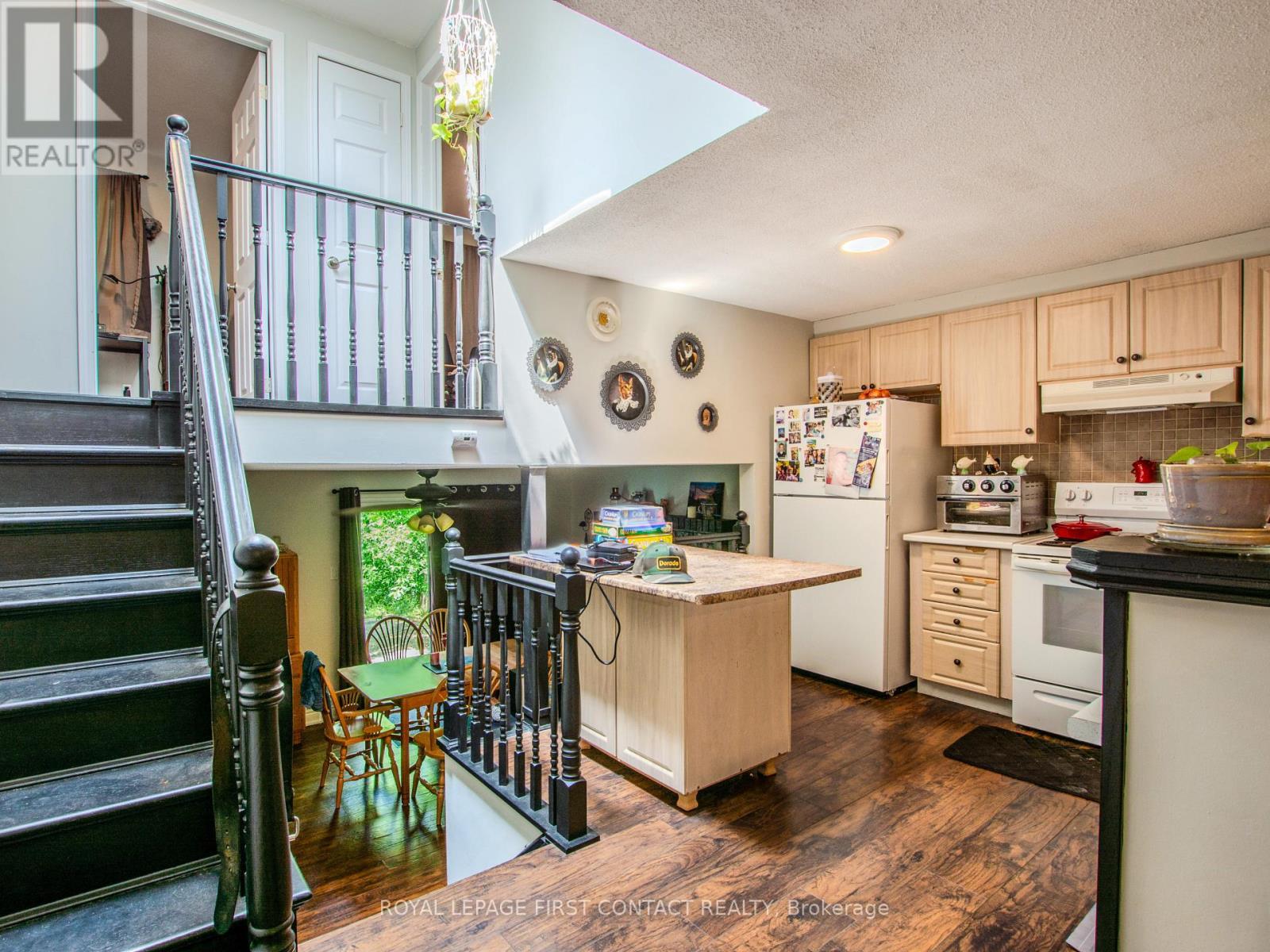 












40 DORIS DRIVE

,
Barrie,




Ontario
L4N5L9

