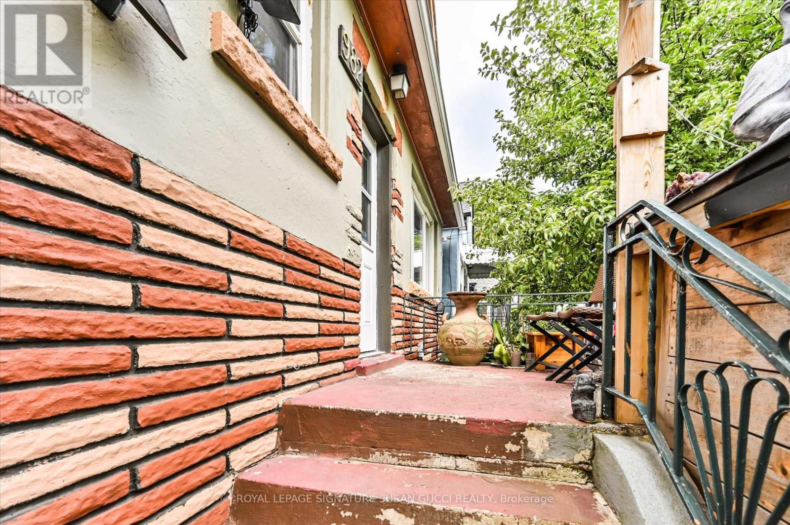












982 COSBURN AVENUE

,
Toronto,




Ontario
M4C2X1

