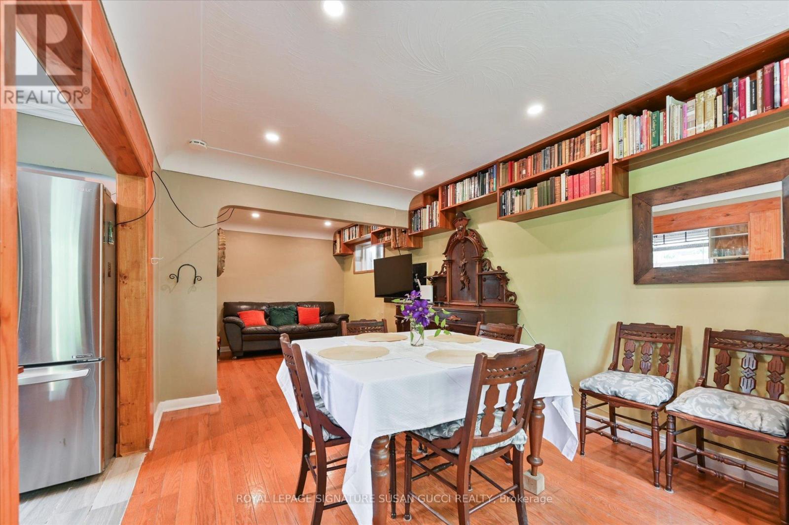 












982 COSBURN AVENUE

,
Toronto,




Ontario
M4C2X1

