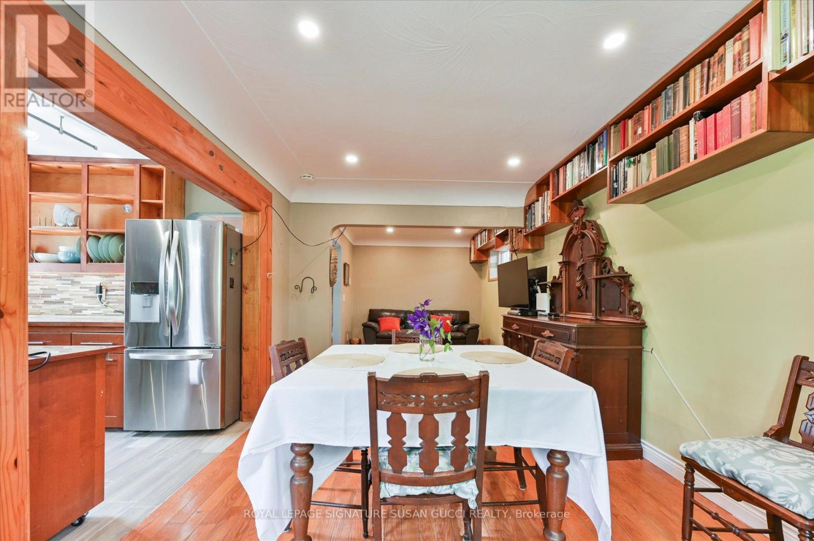 












982 COSBURN AVENUE

,
Toronto,




Ontario
M4C2X1

