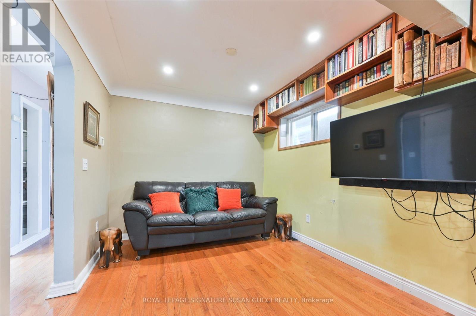 












982 COSBURN AVENUE

,
Toronto,




Ontario
M4C2X1

