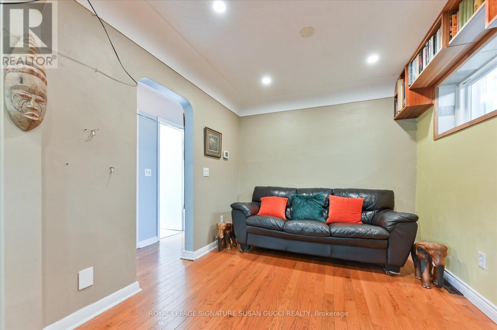 












982 COSBURN AVENUE

,
Toronto,




Ontario
M4C2X1

