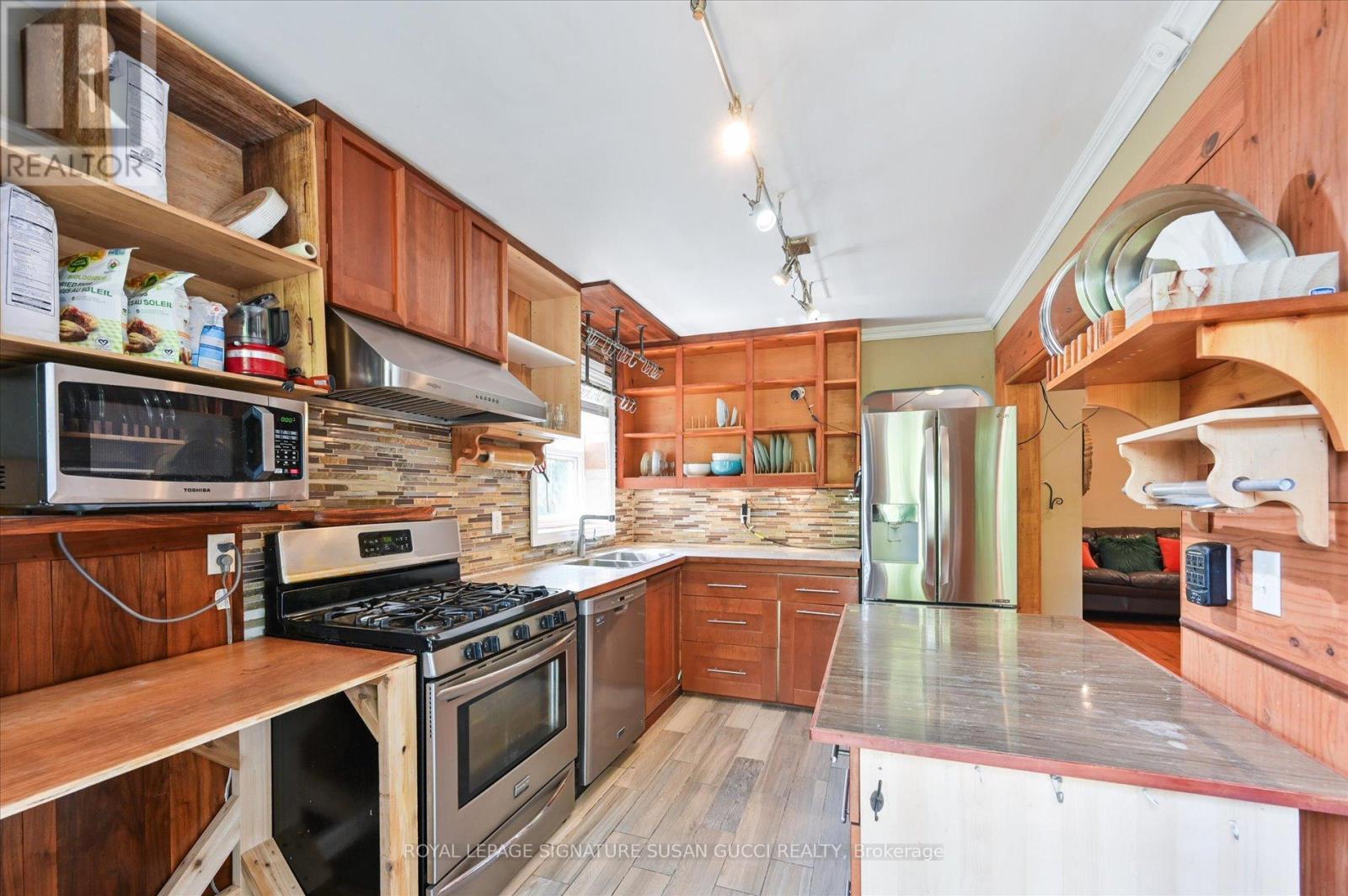 












982 COSBURN AVENUE

,
Toronto,




Ontario
M4C2X1

