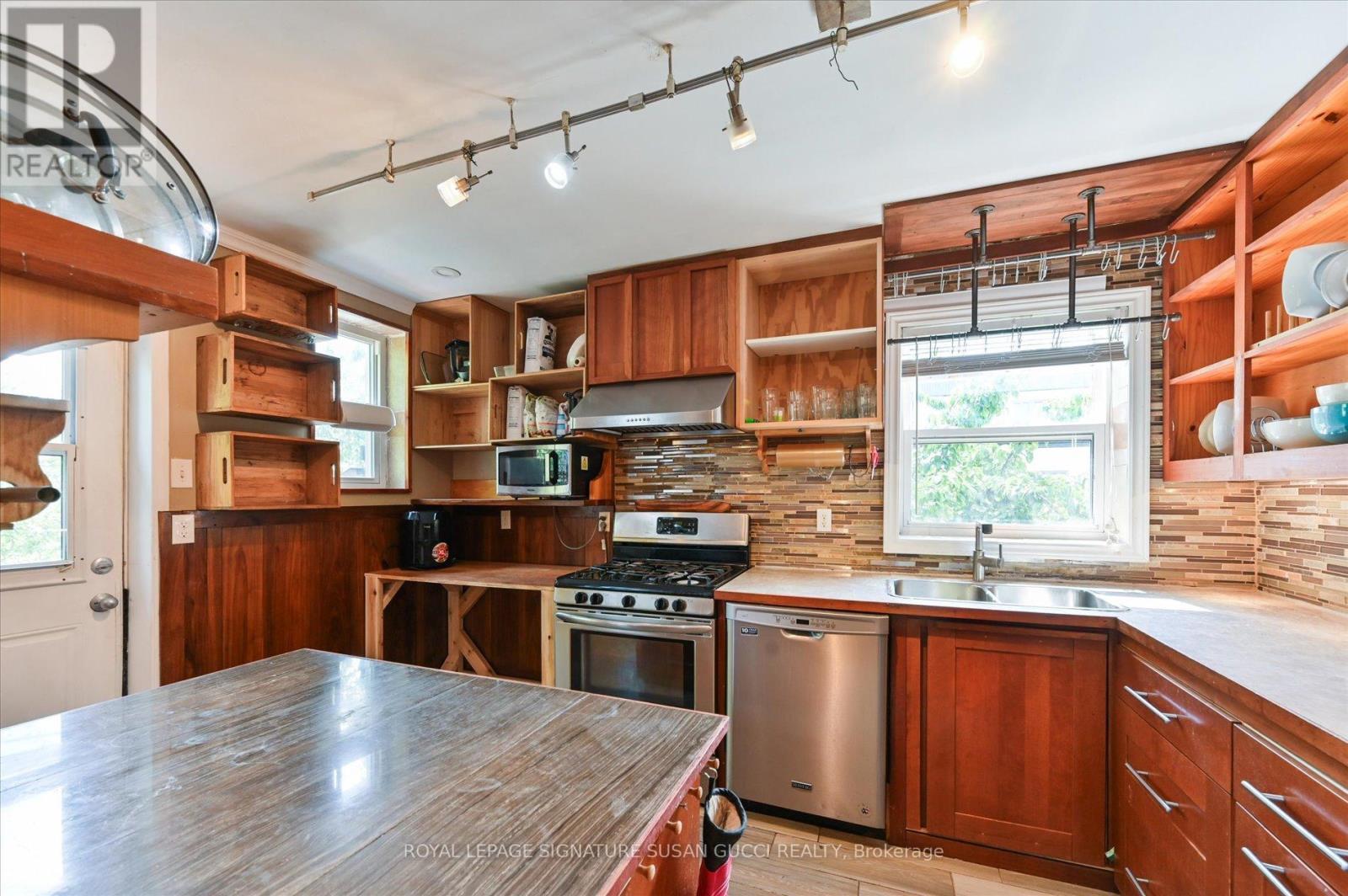 












982 COSBURN AVENUE

,
Toronto,




Ontario
M4C2X1


