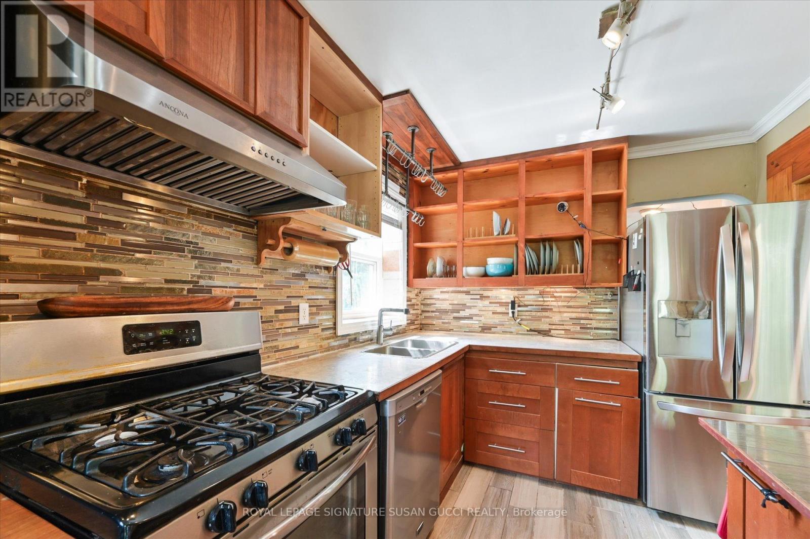 












982 COSBURN AVENUE

,
Toronto,




Ontario
M4C2X1

