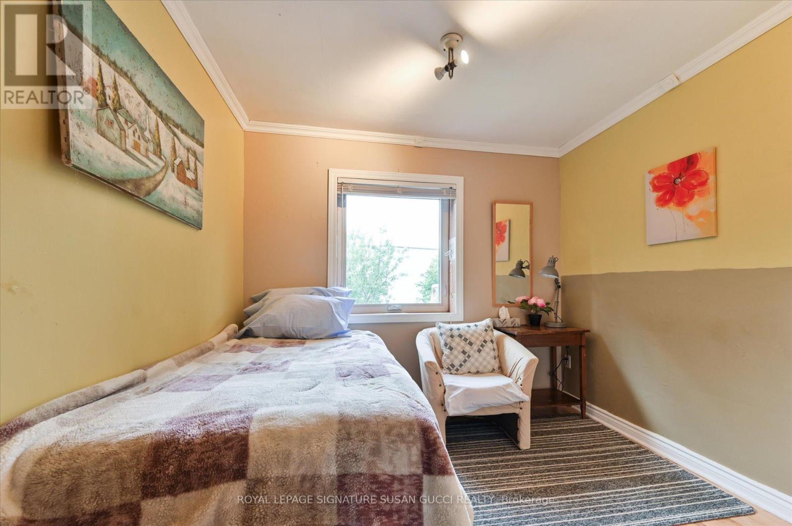 












982 COSBURN AVENUE

,
Toronto,




Ontario
M4C2X1

