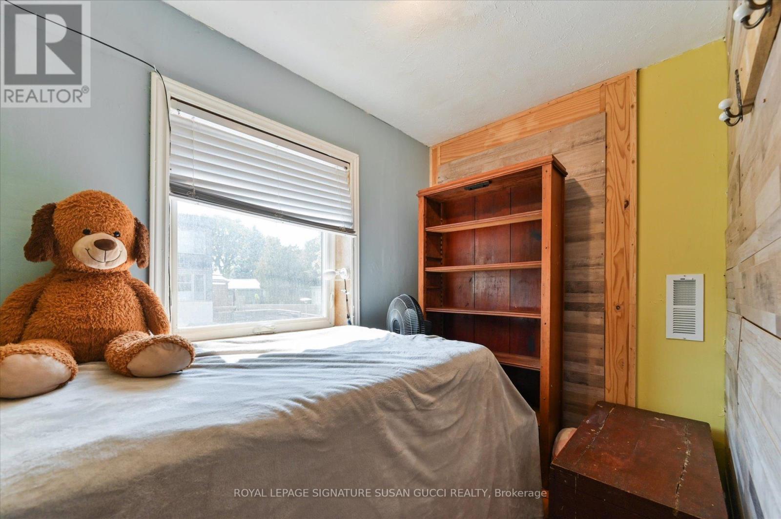 












982 COSBURN AVENUE

,
Toronto,




Ontario
M4C2X1

