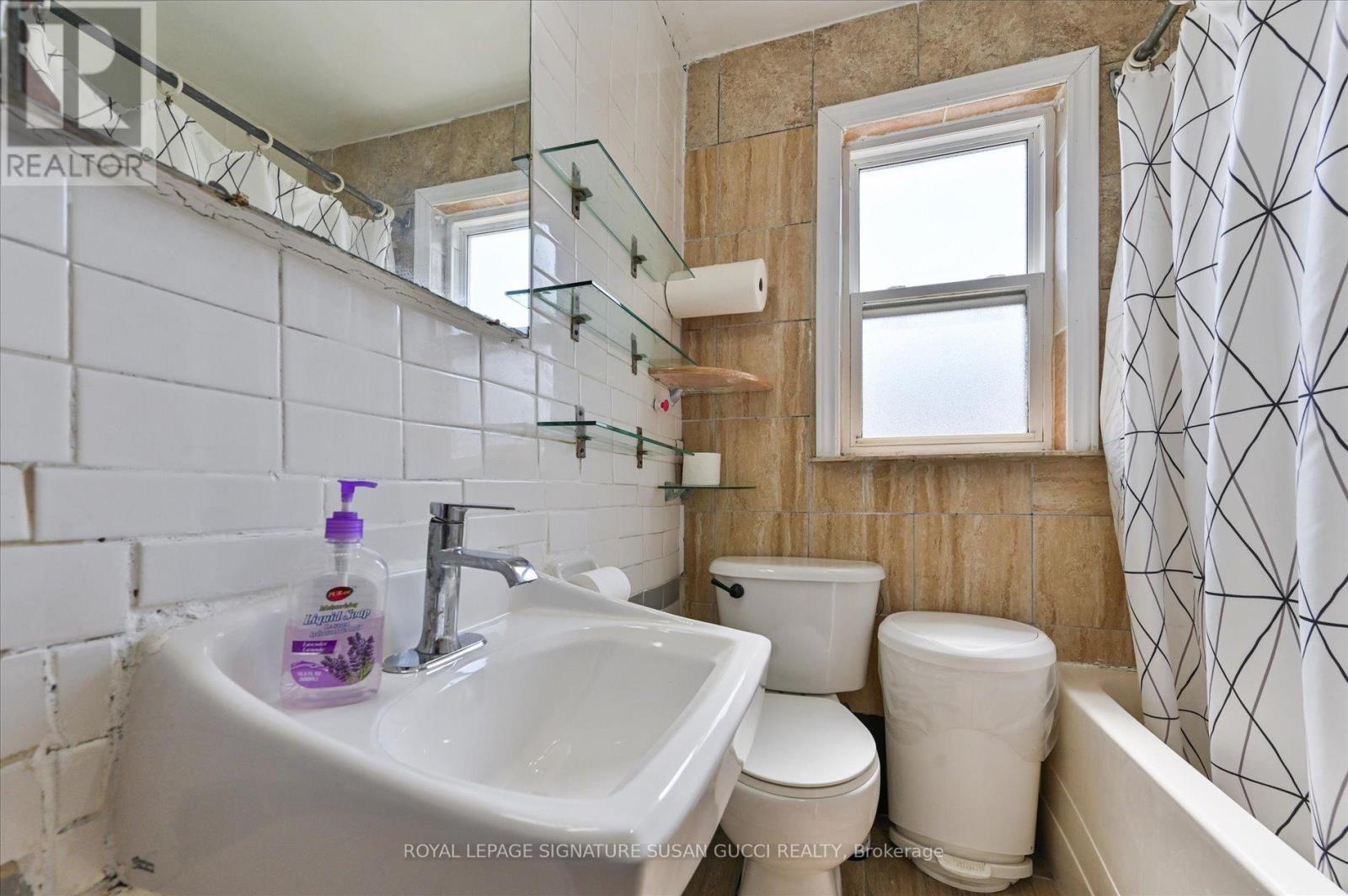 












982 COSBURN AVENUE

,
Toronto,




Ontario
M4C2X1


