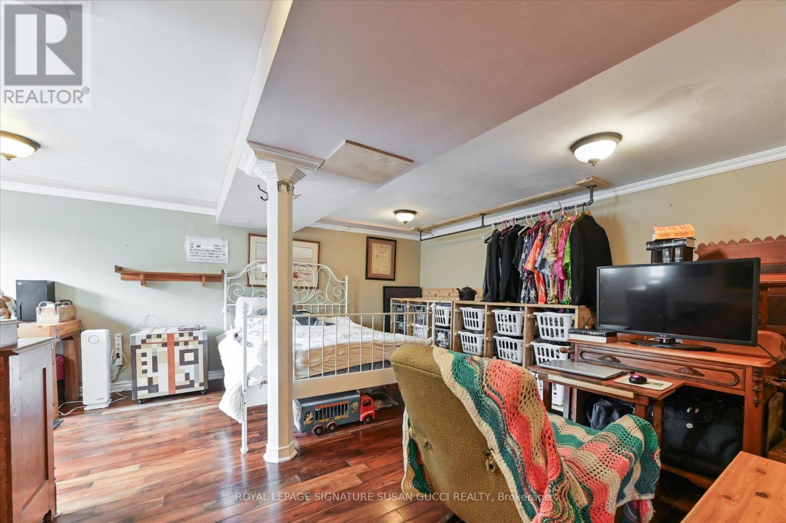 












982 COSBURN AVENUE

,
Toronto,




Ontario
M4C2X1

