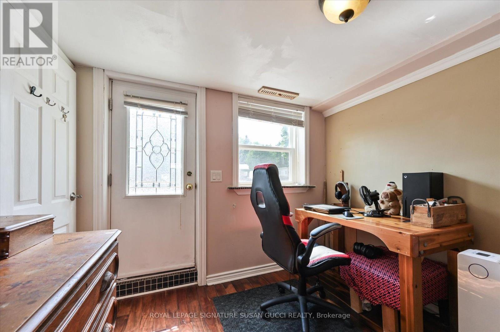 












982 COSBURN AVENUE

,
Toronto,




Ontario
M4C2X1

